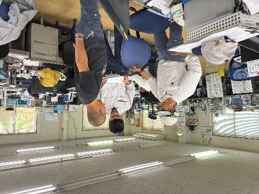 事務所で製作工程について打ち合わせる社員たち