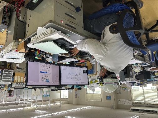 製作課の社員が事務所でパソコンに向かい、製作工程を管理する様子